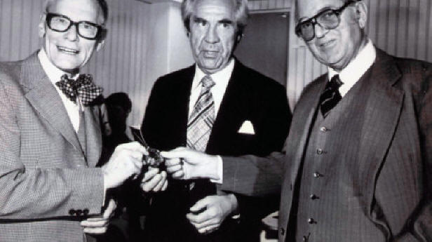 Tre svenskar - Rune Elmqvist, Åke Seening och Arne Larsson. Den sistnämnde, patienten, överlevde både uppfinnaren och kirurgen.