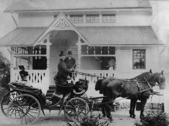 Klicka f�r st�rre bild. Borgm�stare Flensburgs ekipage vid sommarvillan Sj�torpet i Eken�s med kusken Arvid Andersson. Bild: Ronneby Hembygdsf�rening